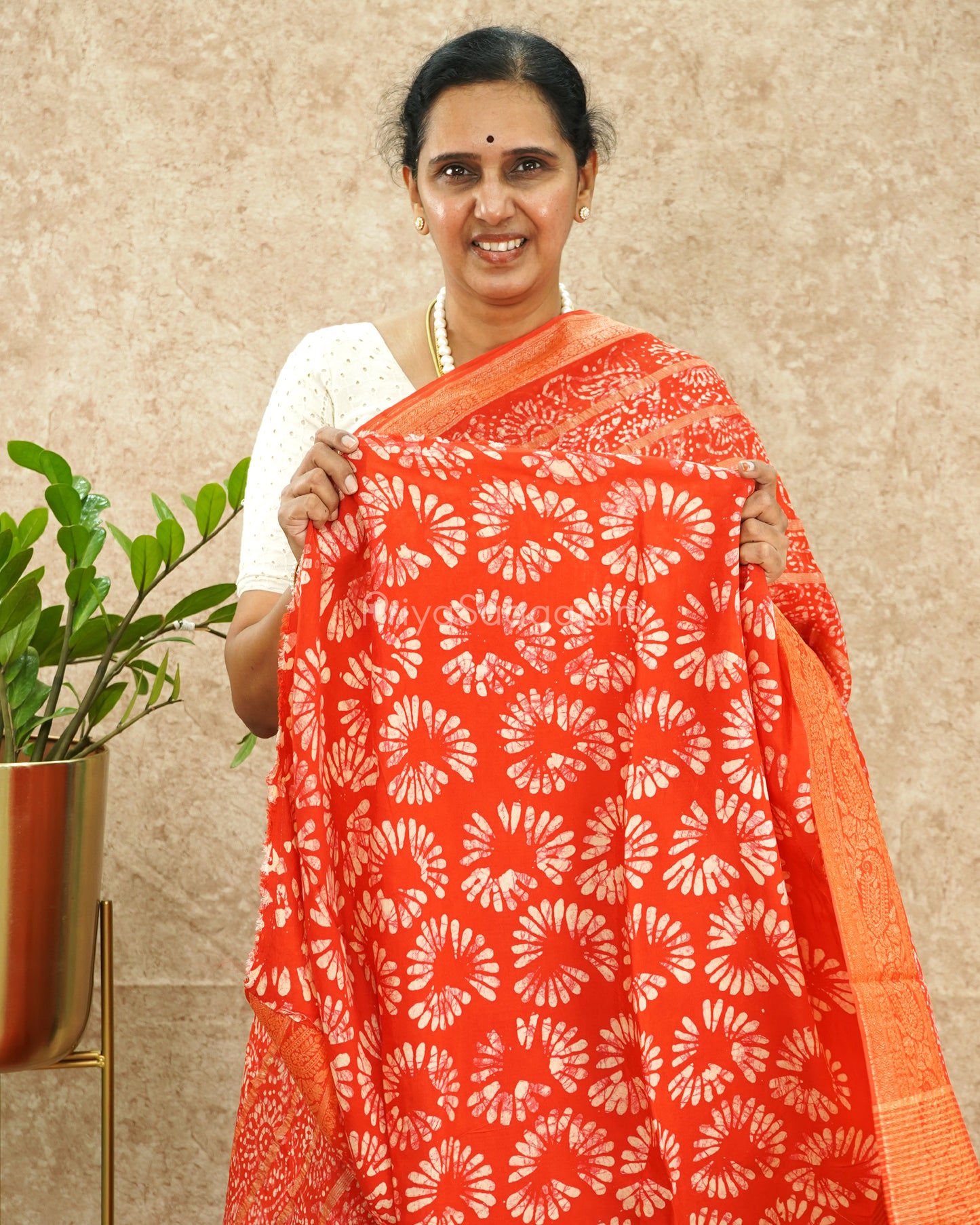 Red Zari Batik Dola Banaras - PD4928