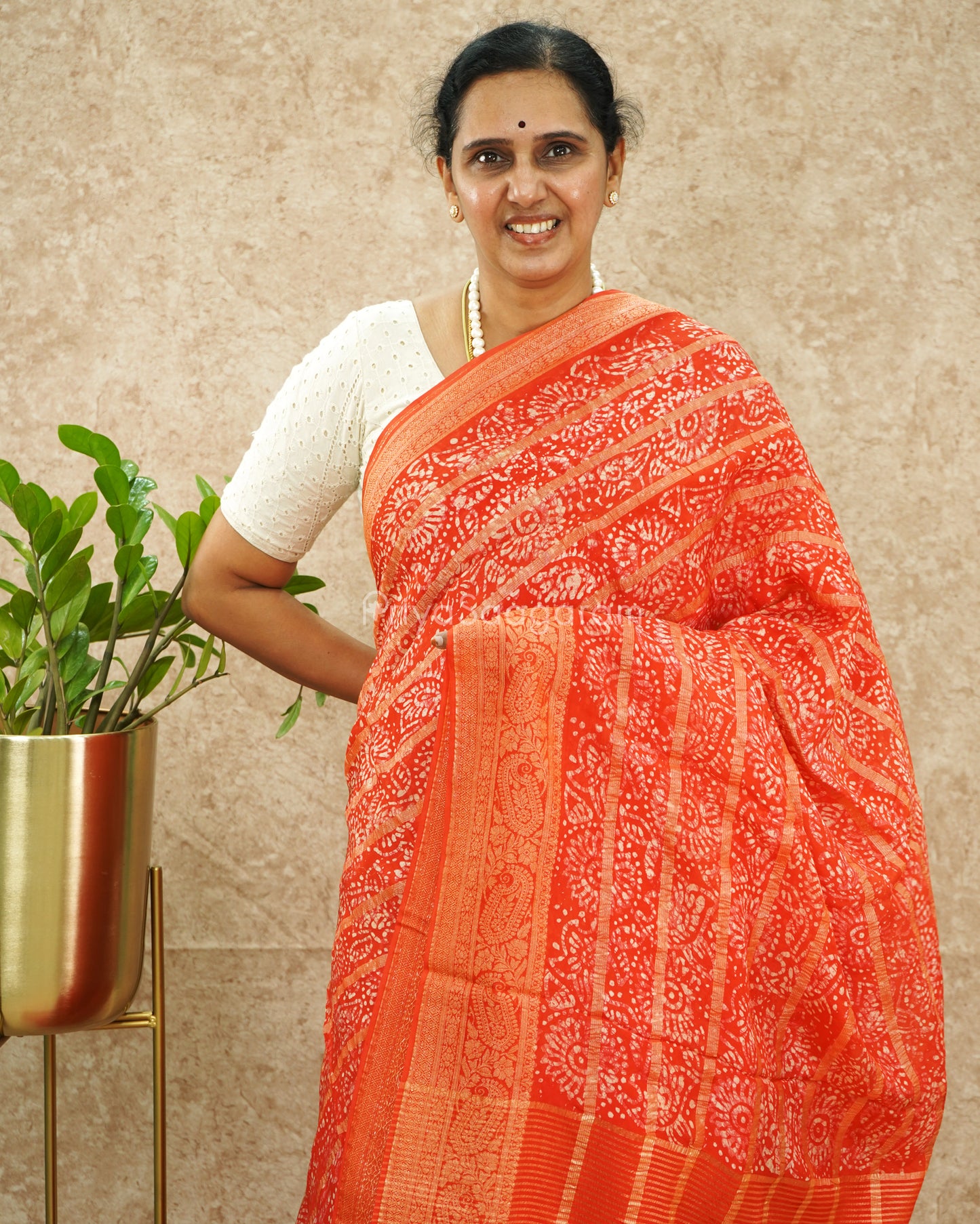 Red Zari Batik Dola Banaras - PD4928
