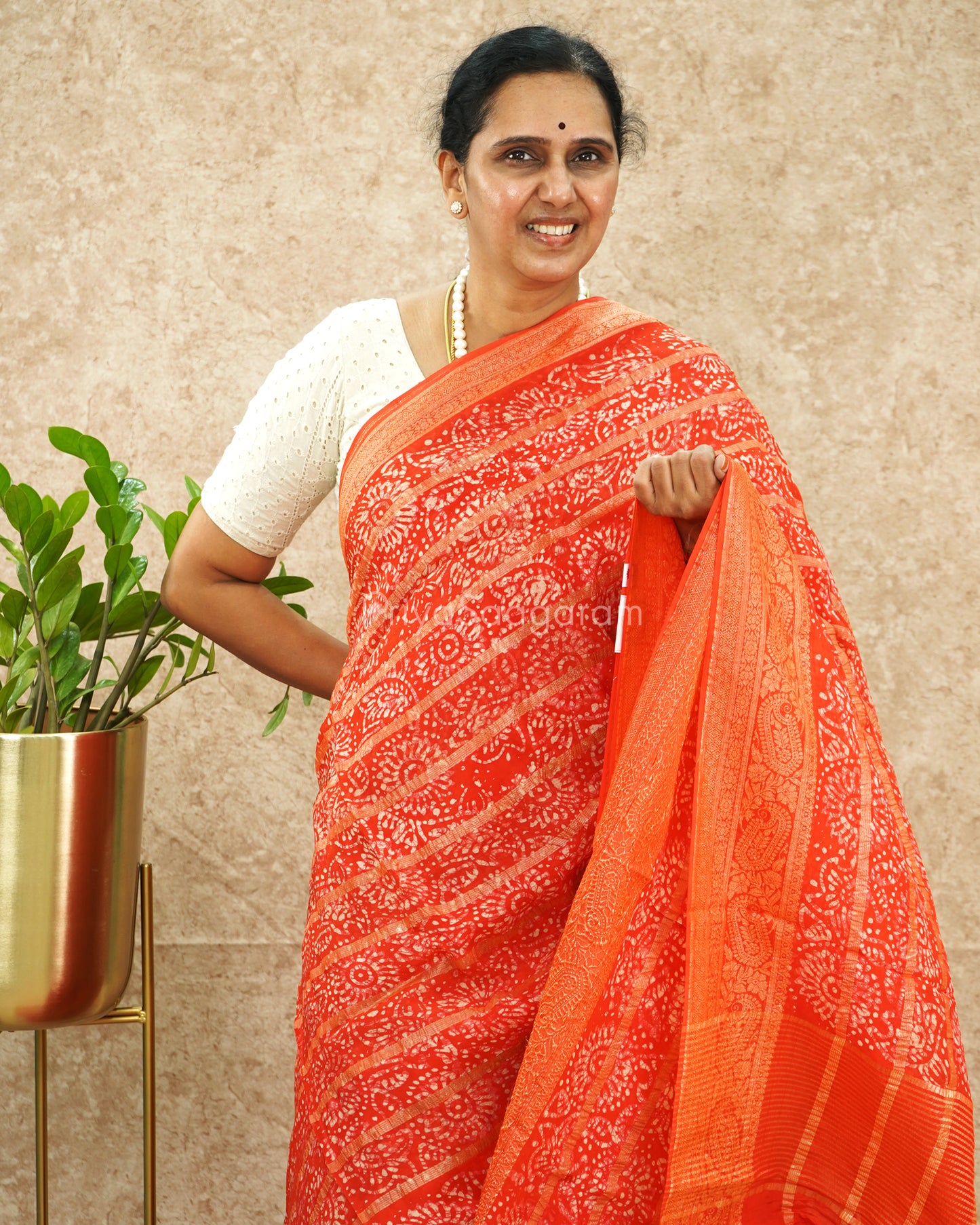 Red Zari Batik Dola Banaras - PD4928