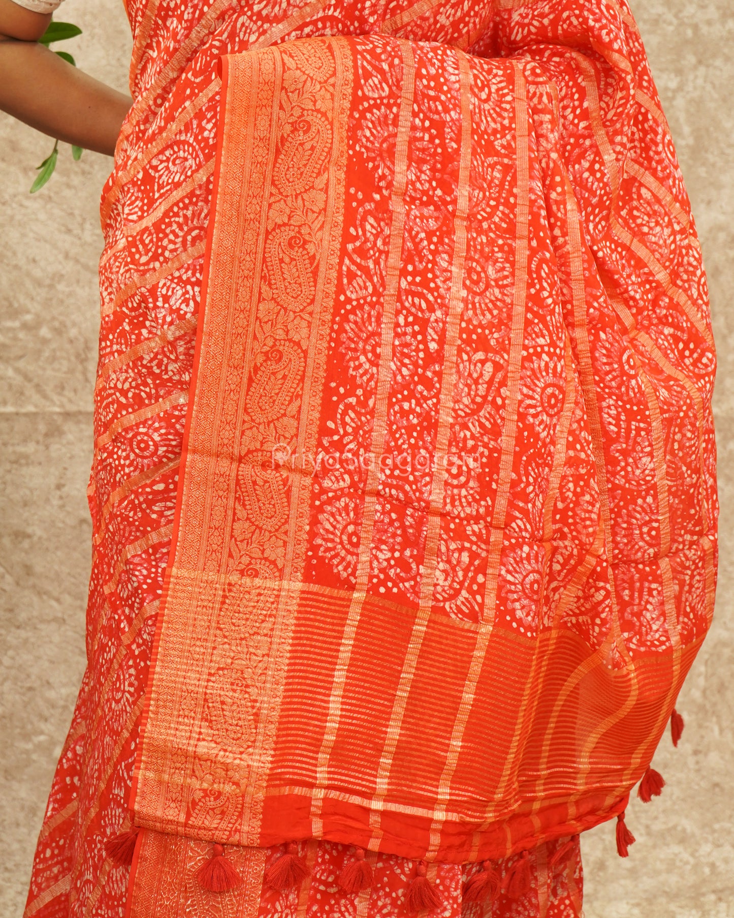 Red Zari Batik Dola Banaras - PD4928